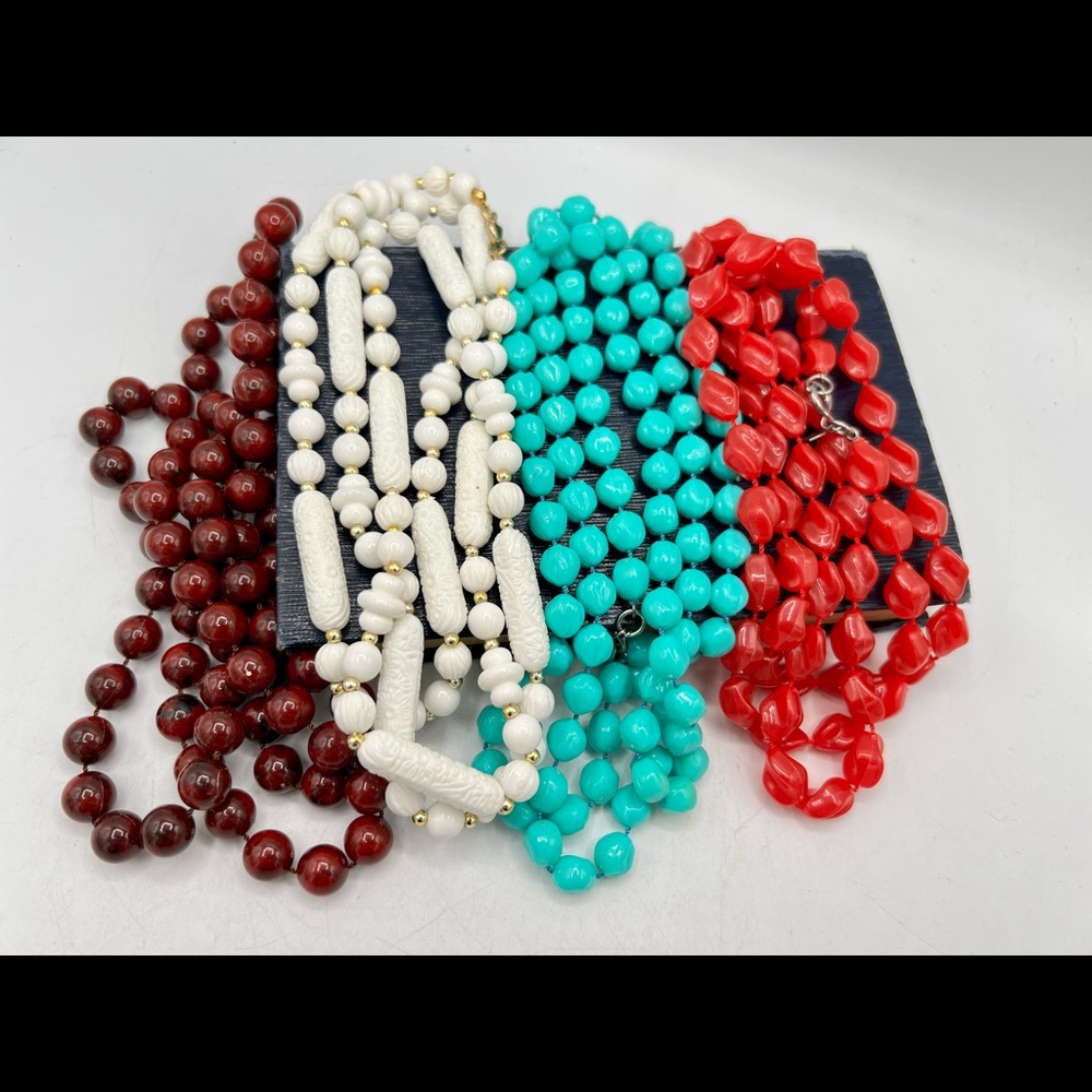Lot of 4 vintage SARAH COVENTRY plastic bead necklaces red turquoise white - Picture 7 of 12